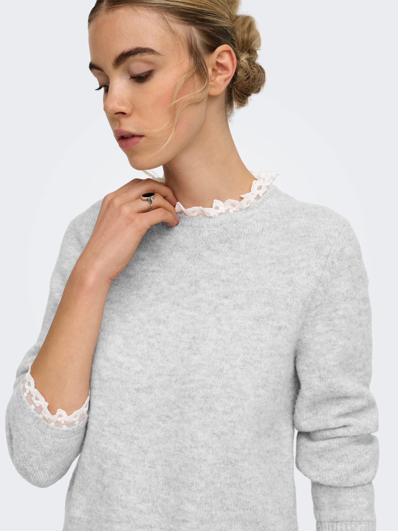 Pull en maille col dentelle Cher ONLY – Gris clair chiné – Image 6