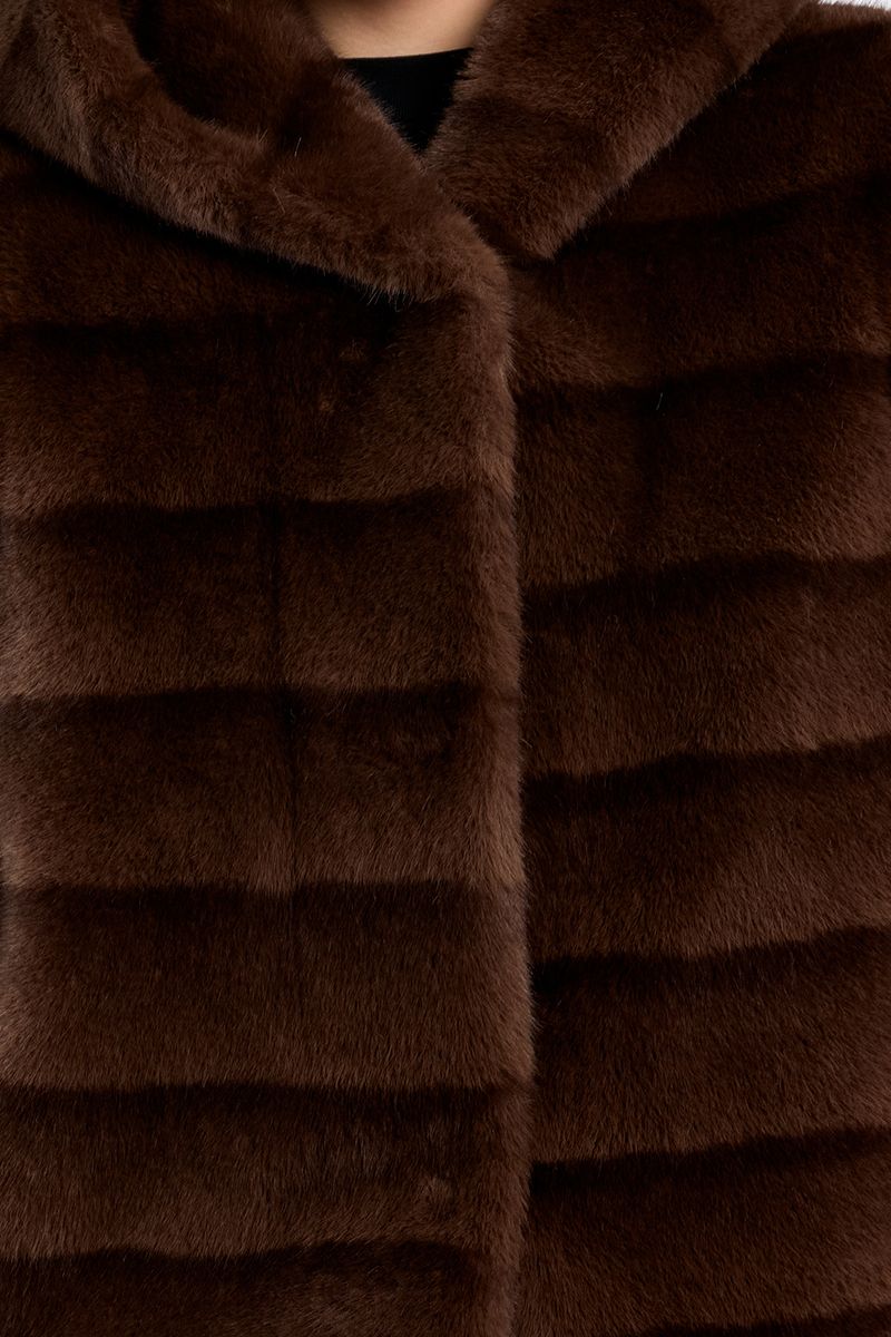 Veste sans manches en fausse fourrure à capuche – Chocolat – Lili Sidonio – Image 2