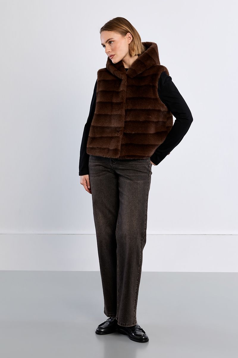 Veste sans manches en fausse fourrure à capuche – Chocolat – Lili Sidonio – Image 3