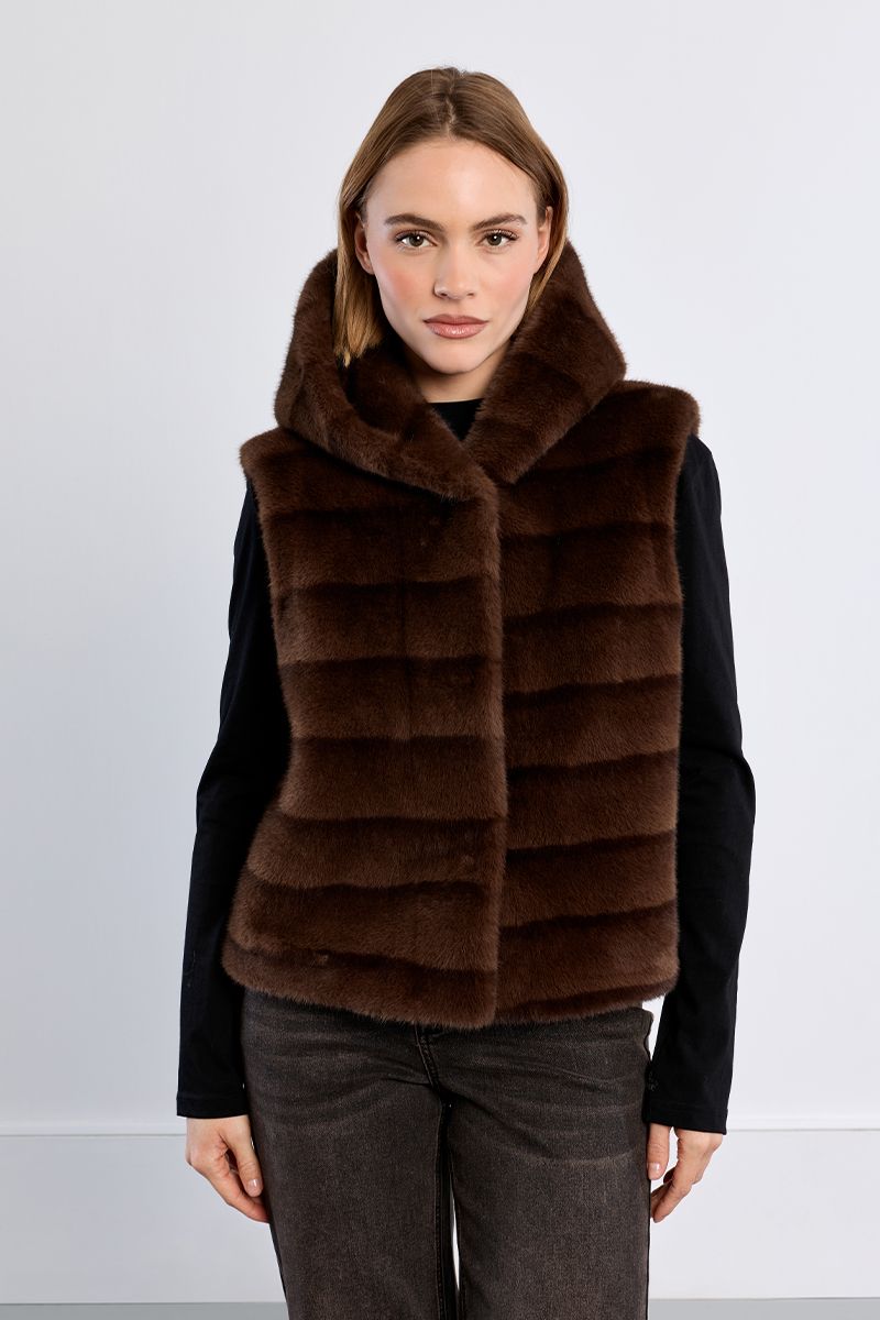 Veste sans manches en fausse fourrure à capuche – Chocolat – Lili Sidonio – Image 4