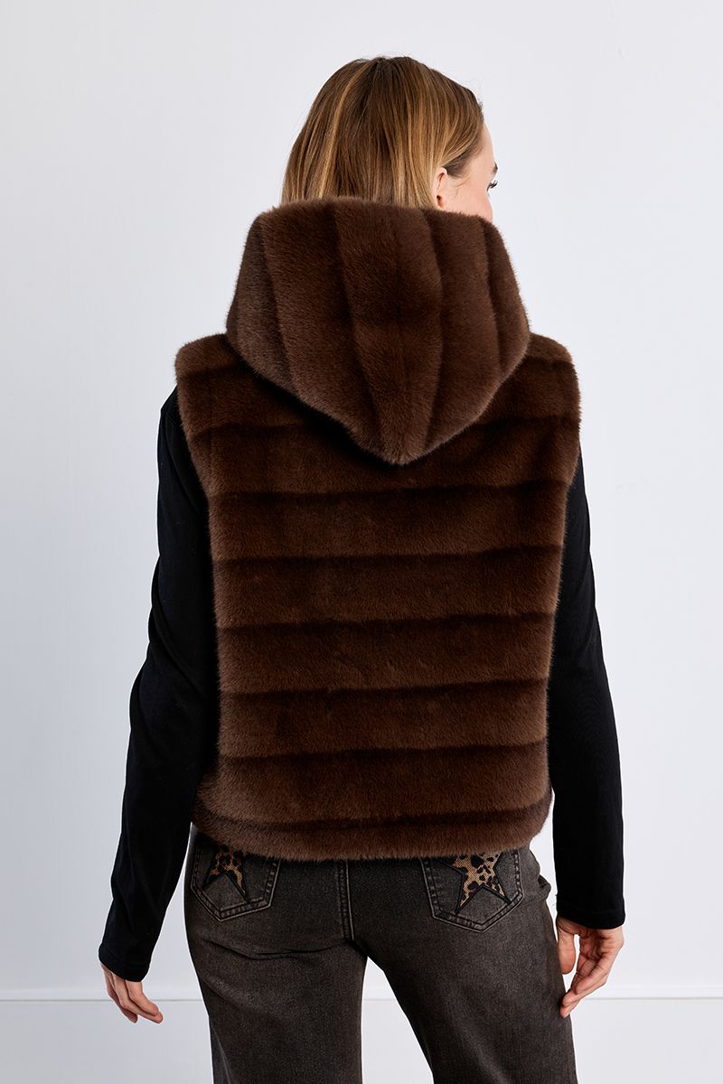 Veste sans manches en fausse fourrure à capuche – Chocolat – Lili Sidonio – Image 5
