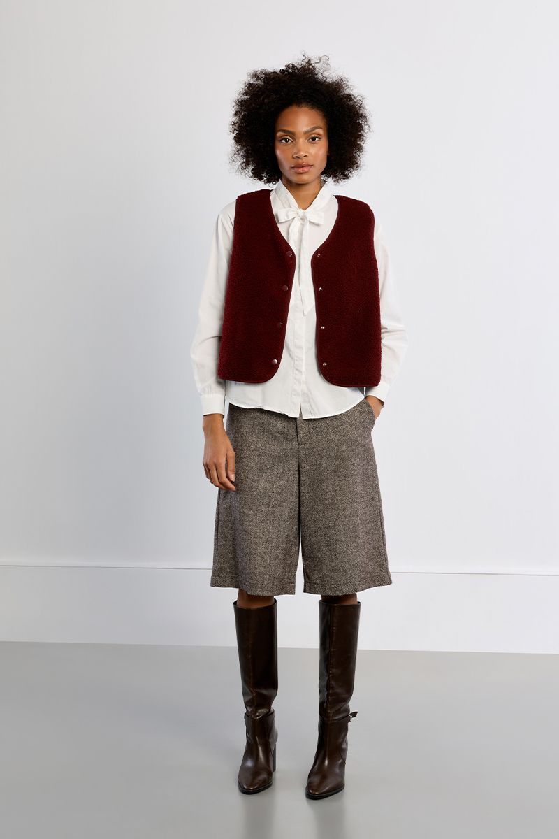 Veste sans manches imitation mouton – Bordeaux – Lili Sidonio – Image 3