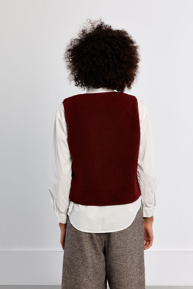 Veste sans manches imitation mouton – Bordeaux – Lili Sidonio – Image 4