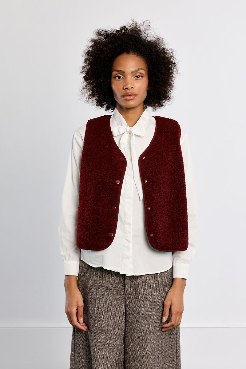 Veste sans manches imitation mouton – Bordeaux – Lili Sidonio – Image 5